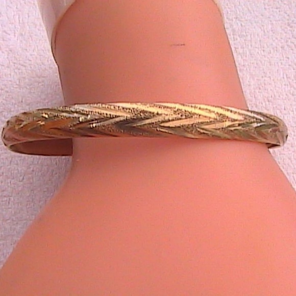 10k Yellow Gold Diamond Cut Bangle/Bracelet - Picture 3 of 8